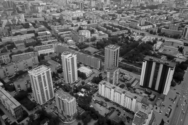Черно-белый вид с воздуха в городе с большим количеством d — стоковое фото