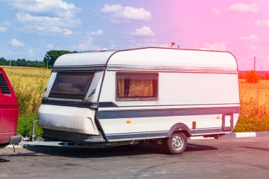Bir otopark nea beyaz bir römork şeklinde bir motor ev