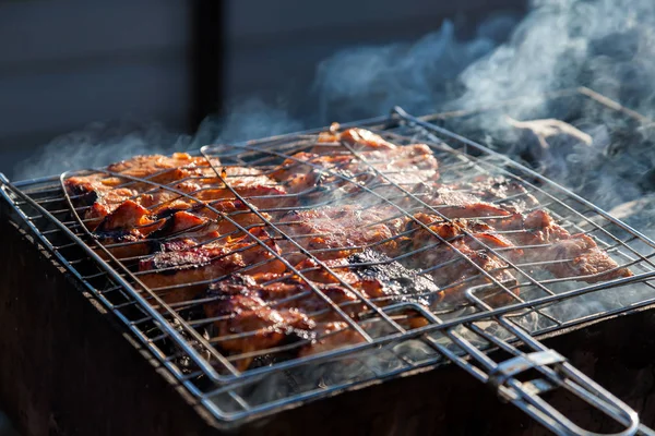 Primo piano sul processo di cottura dello shashlik di carne di maiale o di manzo — Foto Stock