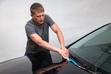 Mavi kağıt bant ile Kafkas görünüş bir adam bir Bo sıvalar