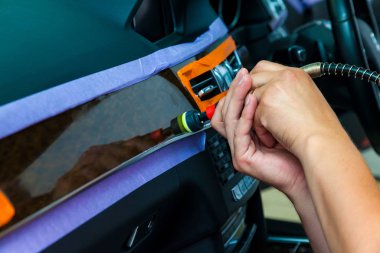 Parlatıcı ile aracın iç ahşap döşeme parlatır