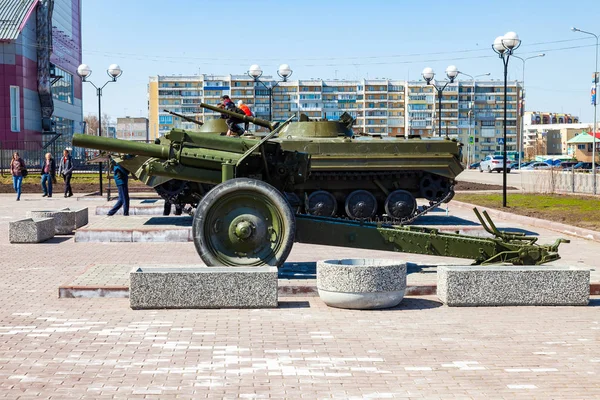 Equipo militar en el monumento en honor a la memoria de la — Foto de Stock