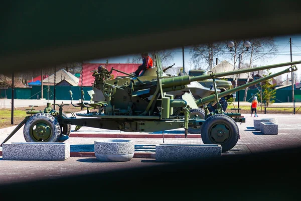 記念碑上の軍事機器の記憶に敬意を表して — ストック写真