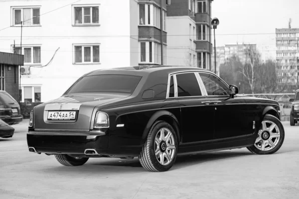 Вид сзади на новый очень дорогой роскошный Rolls Royce Phanto — стоковое фото