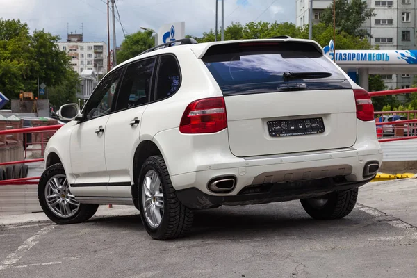 Rear view of Porsche Cayenne 957 2007 in white color after clean — Stock Photo, Image