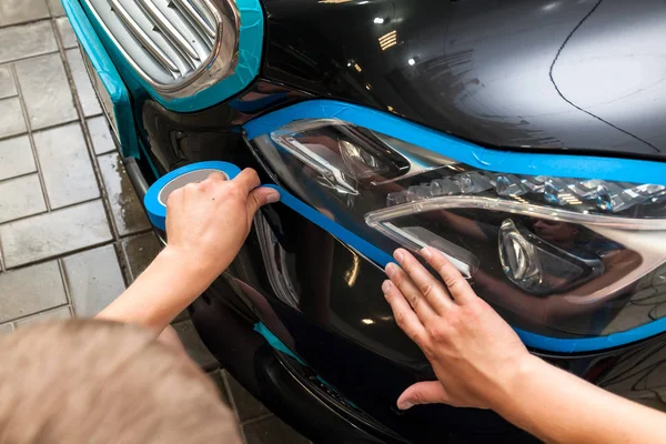 Mavi kağıt bant ile Kafkas görünüş bir adam bir Bo sıvalar