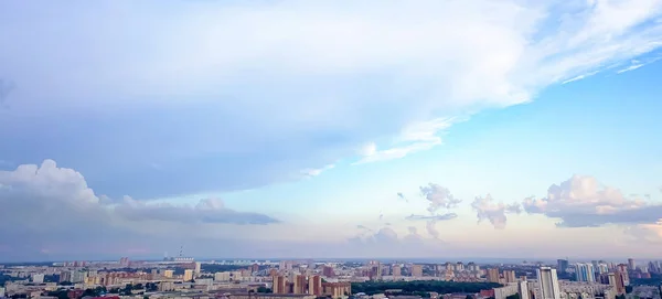 Vue aérienne du paysage dans une grande ville avec de hautes maisons et — Photo