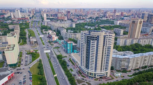 Vista aérea da paisagem em uma cidade grande com casas altas e — Fotografia de Stock