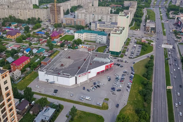 Vue aérienne d'un grand centre commercial Megas avec un panneau rouge dur — Photo