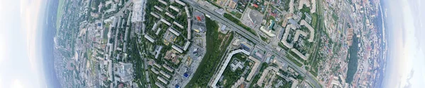 Воздушный панорамный баннер вид на город с проездом, улицы и — стоковое фото