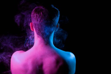 Yakın çekim ve omuz, arka ve omuzlar ile gergin kaslar