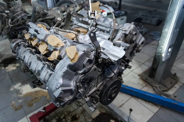 Kullanılan 8 silindirli V8 motoru bir vincin üzerine asıldı — Stok fotoğraf