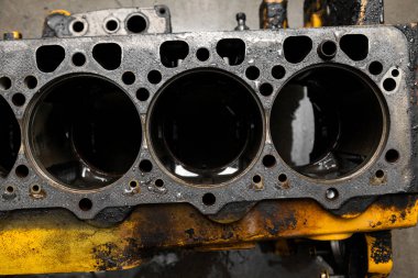 Bir katta kullanılan altı silindirli motorun yerine üst görünüm 