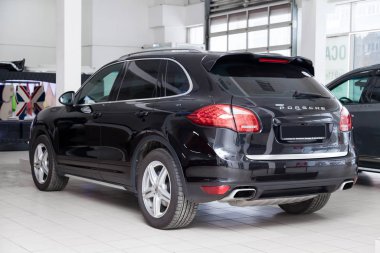 Porsche Cayenne Diesel 958 2012 'nin arka görüntüsü.