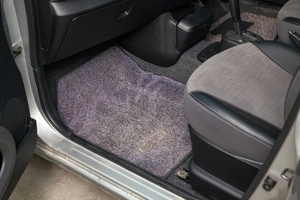 Tapis de sol sale de voiture de tapis gris sous le siège passager dans le — Photo