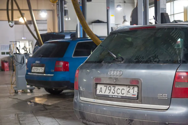 Due auto usate Audi con un cofano aperto sollevato su un ascensore per la riparazione — Foto Stock