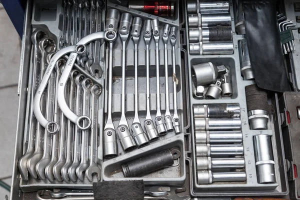 Um conjunto de ferramentas de chaves e cabeças para desaparafusar porcas e b — Fotografia de Stock