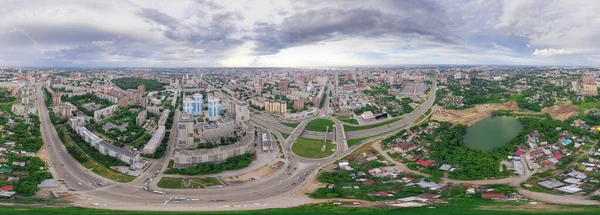 Вид на місто з трафіком, вулицями та будівлями з — стокове фото