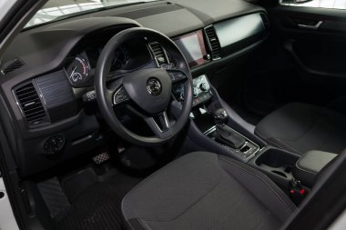 Skoda Kodiaq 'ın siyah iç yüzüne gösterge paneliyle bak, yönlendir