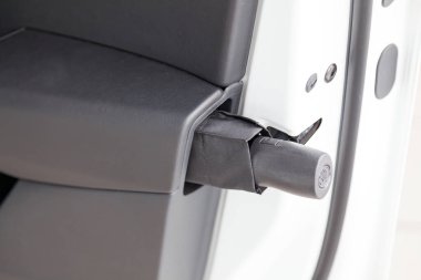 Skoda Kodiaq 'ın siyah iç yüzüne gösterge paneli, kapı ile bak 