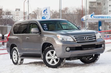 Gri Lexus Gx460 2010 otomobil kar parkının ön görüntüsü