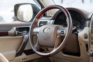 Gösterge paneli, steeri ile Lexus Gx460 'ın bej içini görüntüle