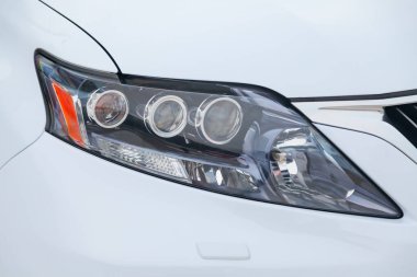 Beyaz Lexus Rx450h 2009 sürümü 3.5 ışıklandırmalı melez motorlu.