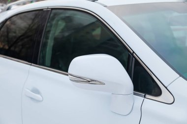 Arabanın sol tarafındaki aynaya ve camına yakından bakın.