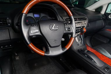 Gösterge paneli ile Lexus Rx450h Hibrid 'in siyah iç görüntüsünü görüntüle