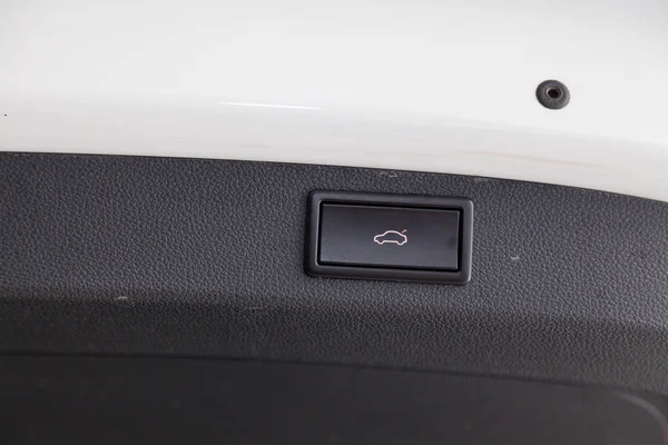 高級VEの電動トランク調整ボタン付きインテリアビュー — ストック写真