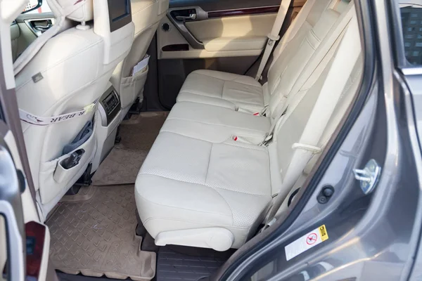 Blick in den beigen Innenraum des Lexus gx460 mit Rücksitzen mit — Stockfoto