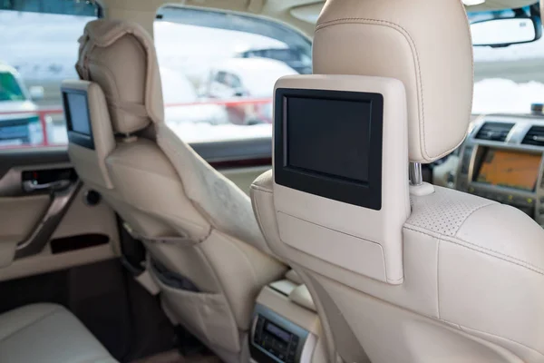 Развлекательная система для задних пассажиров в автомобиле с двумя месяцами — стоковое фото