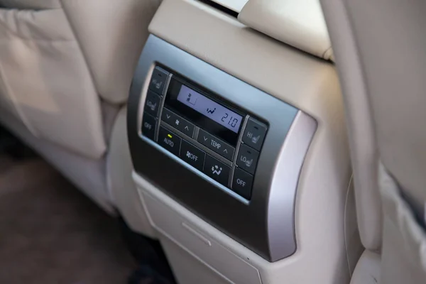 Widok na beżowe wnętrze Lexusa Gx460 z deską rozdzielczą z r — Zdjęcie stockowe