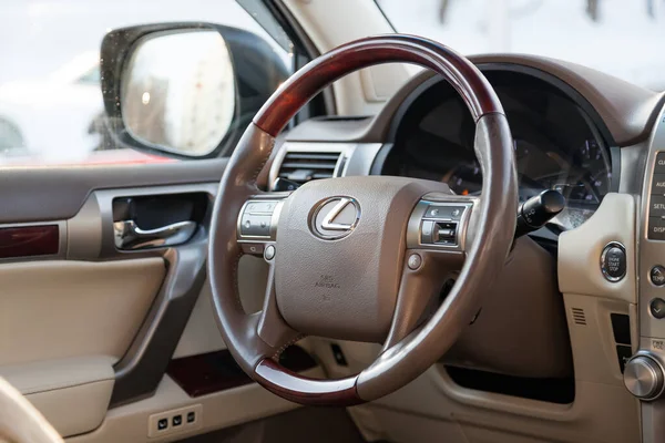 Blick in den beigen Innenraum des Lexus gx460 mit Armaturenbrett, Steuerstand — Stockfoto