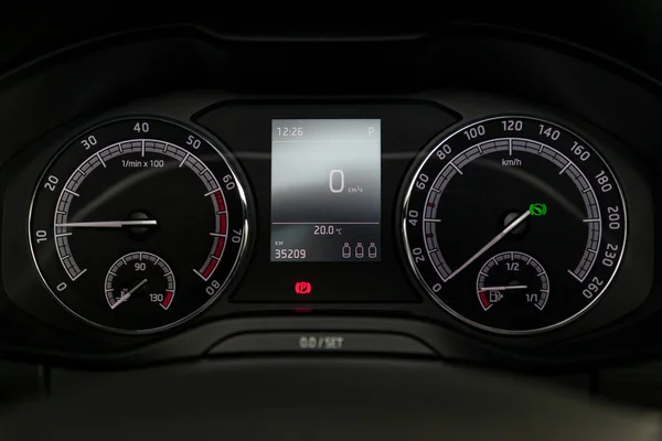 Vue sur l'intérieur noir de Skoda Kodiaq avec tableau de bord, horloge — Photo