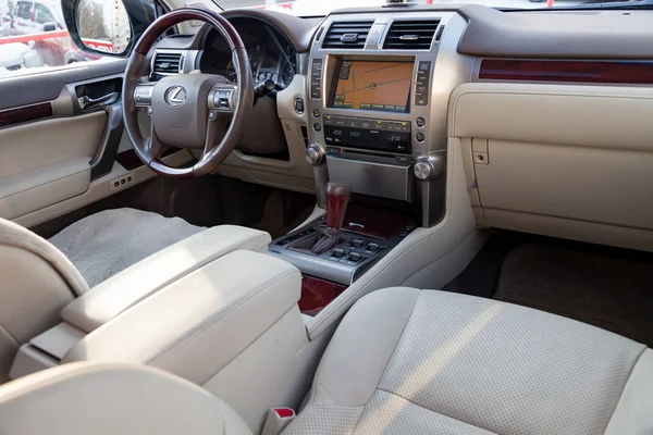 View to the beige interior of Lexus GX460 with dashboard, steeri — Stock Photo, Image