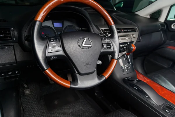 Uitzicht op het zwarte interieur van Lexus Rx450h Hybride met dashboard — Stockfoto
