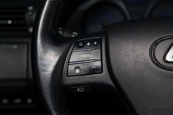 Visa till den svarta interiören i Lexus Rx450h Hybrid med instrumentbräda — Stockfoto
