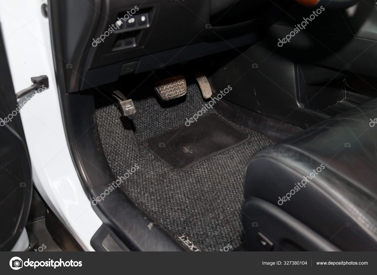 Nettoyez Les Tapis De Sol De La Voiture En Caoutchouc Noir Sous Le