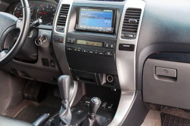 Toyota Land Cruiser Prado 120 'nin gri iç yüzüne bakın. 