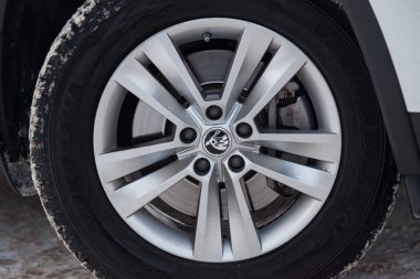  Beyaz yeni Skoda Kodiaq 'ın arabasının ön tekerlek manzarası karlı.