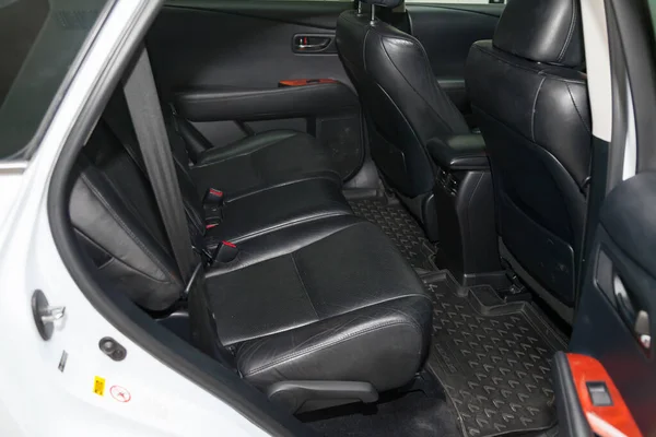 Vista al interior negro de Lexus RX450h Hybrid con asiento trasero — Foto de Stock