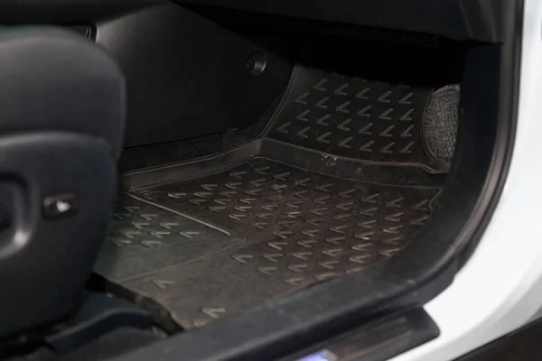 Verschmutzte Fußmatten aus schwarzem Gummi unter dem Beifahrersitz im — Stockfoto