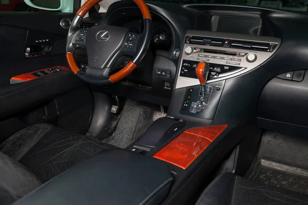 Вид на чорний інтер'єр Lexus Rx450h Hybrid з панеллю приладів — стокове фото