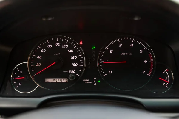 Le tableau de bord de la voiture est bleu brillant avec des flèches rouges à proximité — Photo