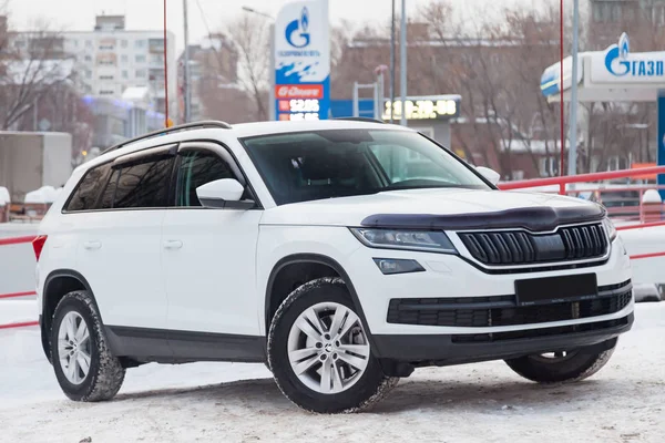 Branco novo Skoda Kodiaq com vista frontal sobre o carro neve estacionamento a — Fotografia de Stock