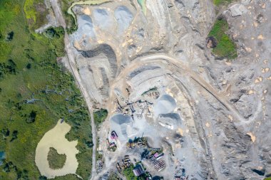 Üretim ve temizlik ovmak için küçük bir tesisin havadan görünümü