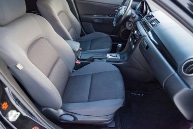 Direksiyon ucu bir görünümü ile araba Mazda 3 iç