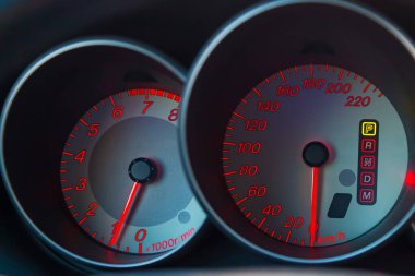 Arabanın Pano kırmızı oklar ile mavi parlayan yakın