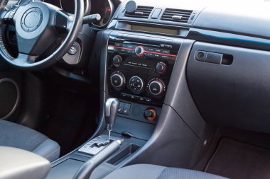 Araç içinde rahat ön koltuklar: sürücü ve yolcu